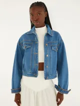 Chaqueta cropped de denim azul con mangas largas y cierre de botones. Tiene bolsillos con solapa y corte recto.