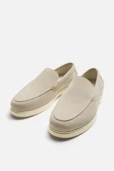Mocasín casual color beige claro, con capellada de cuero serraje, corte liso con detalle de bordón y suela a contraste.