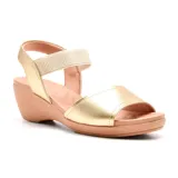Sandalia de cuero dorada con plataforma color nude, tira ancha sobre los dedos y tira elástica al tobillo.