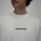 Remera blanca de algodón con estampado en la espalda que incluye el logo de la marca VENEFO, texto descriptivo y un dibujo del planeta tierra.