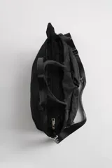 Bolso grande de poliamida, con dos bolsillos frontales y asas largas para llevar al hombro.