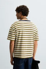 Camiseta de hombre de corte relajado, color crudo con rayas horizontales color ocre y cuello redondo azul marino en contraste.