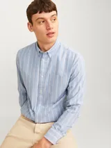 Camisa de vestir Jack & Jones Premium de manga larga a rayas verticales celestes y blancas, con cuello abotonado y corte slim fit.
