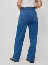 Pantalón de jean recto color negro gastado, confeccionado en 98% algodón y 2% elastano.