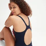 Traje de baño enterizo Speedo Placement Muscleback para mujer, color azul marino con estampado lateral de líneas rosas.