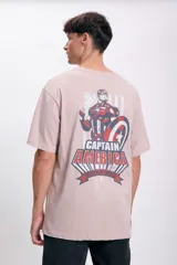 Remera color beige de corte oversize con estampado de Capitán América en la espalda.