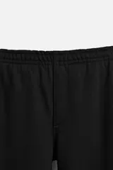 Pantalón jogger gris de corte recto, confeccionado en tejido de algodón compacto con interior en rizo. Cuenta con cintura elástica ajustable con cordón interior, bolsillos frontales y bolsillo de doble vivo en la espalda.