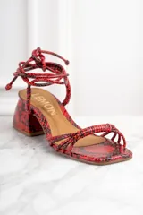 Sandalia de cuero legítimo con estampado de serpiente en rojo, con tiras delgadas y tacón cuadrado bajo.