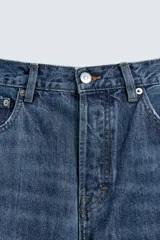 Pantalón de jean gris de corte recto, con cinco bolsillos, efecto lavado y cierre frontal con botones.