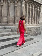 Pantalón ancho de corte recto, color fucsia, confeccionado en lino.