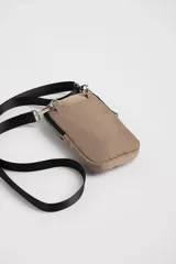 Bandolera porta celular color beige con correa larga negra ajustable.
