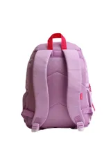 Mochila escolar color rosa claro con detalles en verde menta en los cierres y tiradores. Presenta dos bolsillos frontales con cierre y un parche con el logo de la marca. En el bolsillo inferior derecho tiene bordado el texto "love yourself" en color celeste.