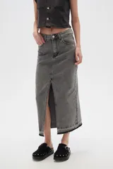 Falda midi de jean gris con abertura frontal y ruedo desflecado.