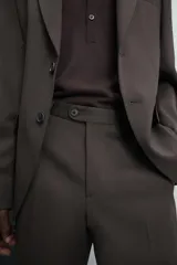 Pantalón de vestir negro de lana, corte recto, con bolsillos laterales y traseros de ojal con botón.