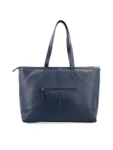 Cartera tipo shopper color negro, con textura símil cuero y logo metálico en el frente. Tiene doble asa de hombro y cierre superior con cremallera.
