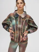 Campera rompevientos estilo biker con capucha desmontable, color celeste con estampado de nubes blancas y detalles en blanco.