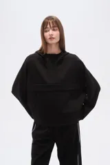 Buzo negro con capucha, cuello alto con broches, manga larga y bolsillo canguro frontal.