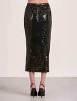 Falda midi negra de lentejuelas, con pretina elástica y tajo en el ruedo.