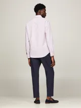 Camisa Tommy Hilfiger de corte regular con estampado de cuadros en tonos rosa y blanco. Confeccionada en algodón elástico, con cuello abotonado, puños redondeados y logo bordado en el pecho.