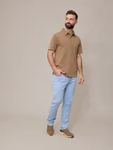 Remera polo marrón de piqué de algodón con cuello clásico y tapeta de dos botones. Logo bordado en el pecho. Corte clásico.