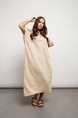 Vestido largo color beige, de corte recto, con escote en V y mangas cortas.