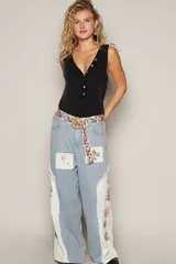 Blusa sin mangas blanca, con botones frontales y un diseño de bolsillo.