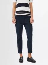 Pantalón chino azul marino de corte slim.