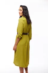 Vestido camisero midi color verde oliva, con cuello camisero, mangas 3/4 con trabillas, cierre frontal con botones y cinturón marrón.