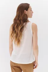 Musculosa de lino azul marino, de corte recto y breteles anchos.