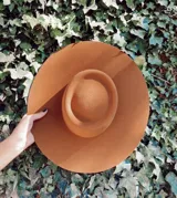 Sombrero de ala ancha color marrón, con copa alta y ala recta.
