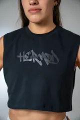 Musculosa corta deportiva negra con logo estampado en el frente.