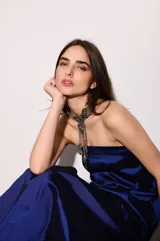 Vestido largo strapless de tafeta azul marino con sutil efecto tornasolado. Tiene elástico en la parte trasera y bolsillos ocultos.