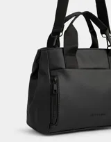 Cartera mini city negra de tela deportiva con pouch con cierre, correa regulable y desmontable, manijas superiores, cierre superior, bolsillo frontal con cierre y doble bolsillo lateral.