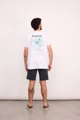 Camiseta negra de manga corta con estampado en la espalda del logo de Brixton y una flor de hibisco.