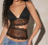 Top negro de encaje con tirantes finos y copas triangulares.