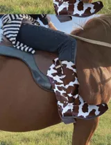 Botas de cuero negro con bordado decorativo en el caño y empeine, taco bajo y punta fina. Diseño de estilo cowboy.