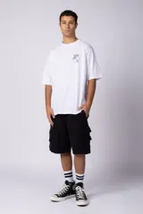 Remera blanca de corte oversize con estampa de un disco de vinilo y la frase 'Vinyl Up' en el pecho.