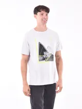 Remera gris con estampa de la Ópera de Sídney y un skater haciendo parkour.