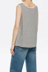 Musculosa blanca de punto roma con escote cuadrado, manga sisa y logo Chimo.
