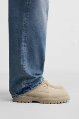 Bota de hombre color beige de cuero serraje con cordones, puntera redonda y suela track.