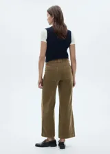 Pantalón de pana color marrón claro, de tiro alto, corte culotte y diseño crop. Presenta cierre de cremallera y botón, trabillas, dos bolsillos de parche delanteros y dos bolsillos de parche traseros.