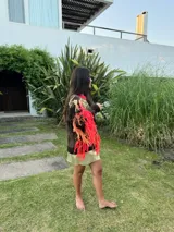 Sweater marrón de lana merino con cuello redondo y flecos XL de colores amarillo, naranja y borgoña.