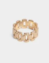 Anillo dorado de metal con detalle de eslabones grandes.