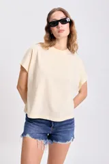 Camiseta amarilla de manga corta con corte holgado.