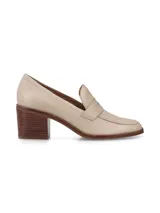 Zapato mocasín de cuero color beige con taco cuadrado de madera.