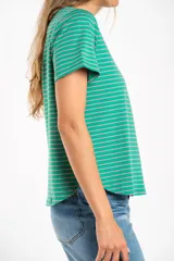 Remera de algodón con elastano, corte al cuerpo y mangas cortas. Diseño a rayas horizontales verdes y rosadas.