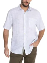Camisa de manga corta blanca con textura multicolor, confeccionada en lino orgánico y tencel. Tiene bolsillo en el pecho con botón.