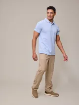 Chomba manga corta color beige con cuello clásico y tapeta de dos botones. Tiene un pequeño logo bordado en el pecho. Corte clásico.