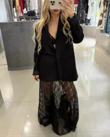 Falda larga de encaje negro con volados.