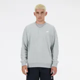 Buzo gris de cuello redondo, marca New Balance, modelo Sport Essentials. Tiene el logo de la marca bordado en el pecho.